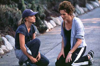 Katie (Michelle Pfeiffer)  s Rachel (Rita Wilson) - a kt bartn pletykl